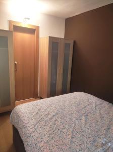 a bedroom with a bed and a cabinet in it at Apartamento bonito Molina Alp in La Molina