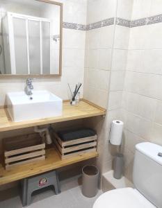 a bathroom with a sink and a toilet at Apartamento bonito Molina Alp in La Molina