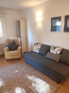 a living room with a couch and a chair at Apartamento bonito Molina Alp in La Molina