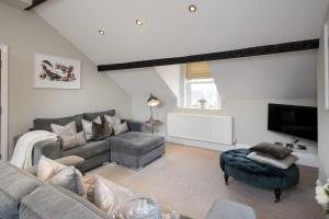 sala de estar con sofá y TV en Harrogate Serviced Apartments - St George's Five, en Harrogate