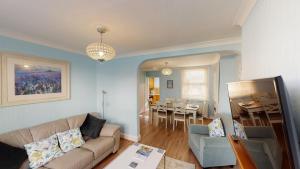ein Wohnzimmer mit Couch und ein Esszimmer in der Unterkunft Bethany Cottage in Sidmouth