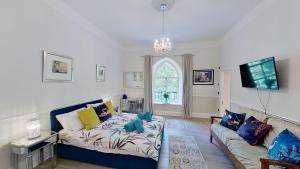 Una sala de estar con un sofá y un televisor. en 2 Claremont, en Sidmouth