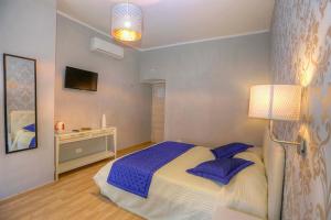 A bed or beds in a room at Sweet Home Faleria