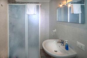 A bathroom at Sweet Home Faleria