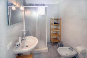 A bathroom at Sweet Home Faleria