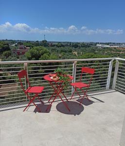 stół i krzesła na balkonie z widokiem w obiekcie Fara one w mieście Bari