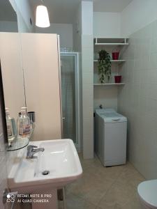 uma casa de banho com um lavatório, um WC e um espelho. em Fara one em Bari