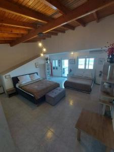 duża sypialnia z 2 łóżkami w pokoju w obiekcie APHRODITE Lux sea view Villa w mieście Koskinou