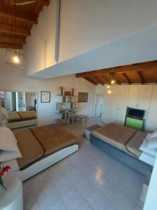 duży salon z 2 łóżkami i kanapą w obiekcie APHRODITE Lux sea view Villa w mieście Koskinou