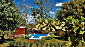 a house with a swimming pool in the yard at casa de playa Paraíso terrenal in San Juanillo