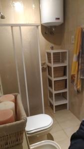 Un baño con un inodoro blanco y un mueble. en BeachFront, en Giardini Naxos 8 fotos más