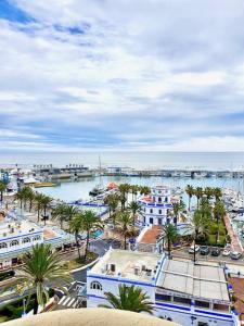 widok na miasto z palmami i ocean w obiekcie Surf w mieście Estepona