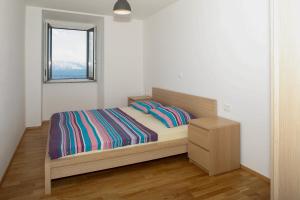 Un dormitorio con una cama con ventana y un cajón en Apartments Harbour, en Senj
