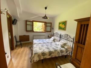 Llit o llits en una habitació de Casa Rural Era de Ferro
