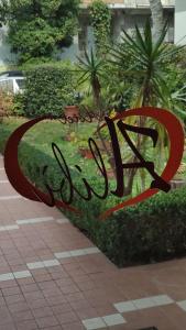 Hotel Alibi في ريميني: علامة لكلمة حديقة الجلوس على الرصيف