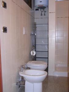 A bathroom at Art Transparent B&B