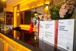 Un certificat, premiu, logo sau alt document afișat la Emirtimes Hotel Kadıköy