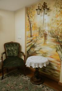 una silla en una habitación con un cuadro en la pared en Aparthotel Grodzka 21, en Cracovia 86 fotos más