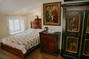 1 dormitorio con 1 cama y pinturas en la pared en Aparthotel Grodzka 21 en Cracovia