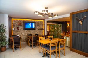 TV a/nebo společenská místnost v ubytování Emirtimes Hotel Kadıköy
