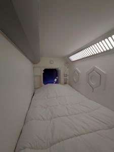 Postel nebo postele na pokoji v ubytování Space Lodge, vaisseau spatial - jeu type escape game