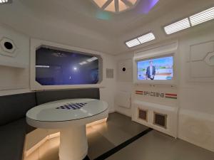 TV a/nebo společenská místnost v ubytování Space Lodge, vaisseau spatial - jeu type escape game