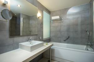Ένα μπάνιο στο Lindos White Hotel & Suites 