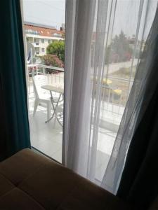 ventana con vistas a un balcón con mesa en Dolunaydın Butik Otel, en Side