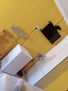 ein Zimmer mit einem Schreibtisch mit einem Laptop und einer Lampe in der Unterkunft AGNES GUEST HOUSE in Germiston