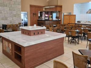 a restaurant with a center island in the middle at Thermas de Olimpia Resort in Olímpia