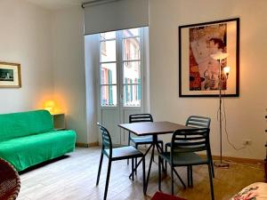 - un salon avec une table, des chaises et un canapé dans l'établissement Palazzo Aycardi, à Finale Ligure
