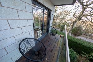 uma bicicleta sentada num alpendre ao lado de um edifício em Oakhill Apartment em Aberdeen