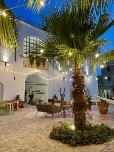a palm tree in the middle of a courtyard at Casina Colosso - relais&more - in Nardò
