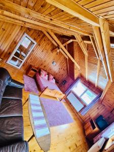 Cabana Vânătorilor في بويانا مارولوي: منظر علوي لغرفة معيشة في كابينة خشبية