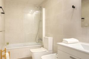 Koupelna v ubytování Spacious Penthouse with Private Terrace + 24 fotografií