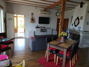 un salon avec une table et un canapé dans l'établissement B&B Curica Doma, à Šibenik