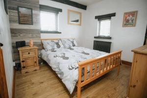 Tempat tidur dalam kamar di WILSONS COTTAGE - 2 Bed Classic Cottage located in Cumbria with a cosy fire