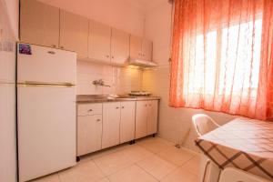 Kuchyň nebo kuchyňský kout v ubytování George Laz Rooms Nea Vrasna