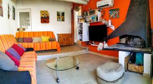 TV a/nebo společenská místnost v ubytování VACAY Villa Armallada, descanso perfecto, en la Costa Brava, L'Escala!
