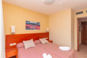 a bedroom with a bed with two pillows at Aparto Residence Galetamar in Calpe