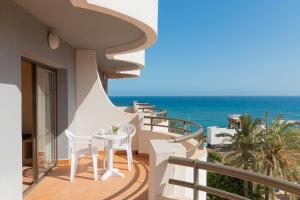 a balcony with a table and chairs and the ocean at Aparto Residence Galetamar in Calpe