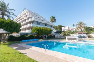 uma piscina em frente a um grande edifício em Aparto Residence Galetamar em Calpe