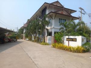 un bâtiment avec un panneau indiquant la villa privée dans l'établissement ศุภสิรีวิลล์, à Ubon Ratchathani