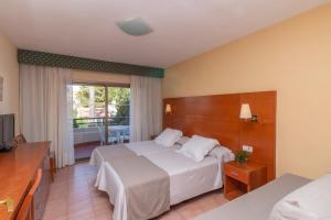 a hotel room with a bed and a balcony at Aparto Residence Galetamar in Calpe
