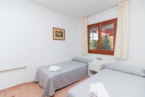 a bedroom with two beds and a window at Aparto Residence Galetamar in Calpe