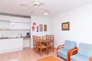 a kitchen and dining room with a table and chairs at Aparto Residence Galetamar in Calpe