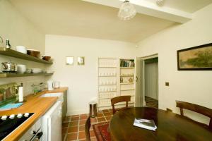 cocina con mesa de madera en una habitación en Castletown Gate House, en Celbridge
