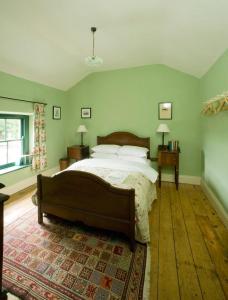 um quarto com uma cama grande num quarto em Castletown Gate House em Celbridge