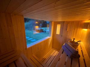una vista interna su una sauna in legno con finestra di Chalet en pleine nature avec Spa a Le Locle