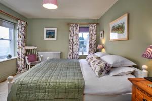 En eller flere senge i et værelse på Finest Retreats - Swalebeck House